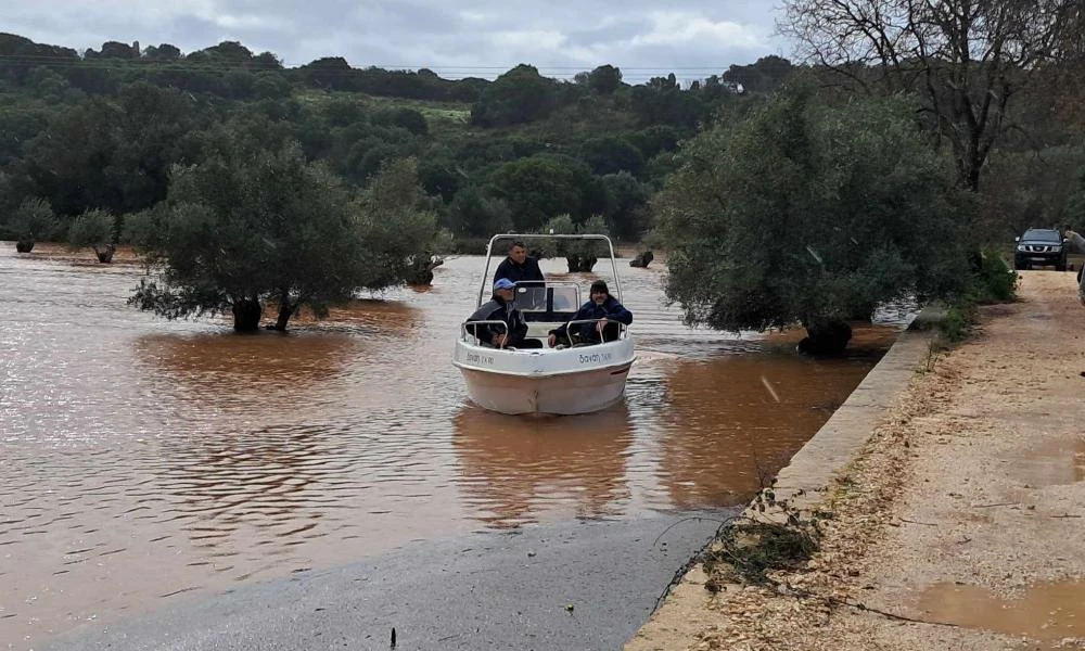 «Βενετία» έγινε η Κεφαλονιά: Με ταχύπλοο σκάφος κινούνται οι κάτοικοι στα Περατάτα για να φτάσουν στα σπίτια τους